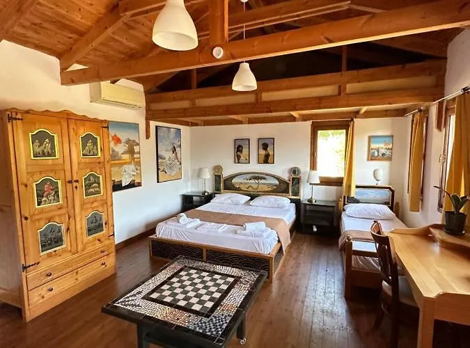 Varias Art House *