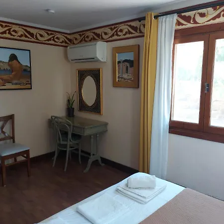 Varias Art House