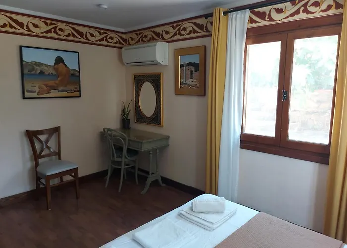 Varias Art House