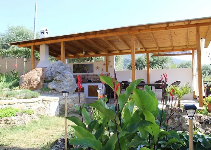 Varias Art House *